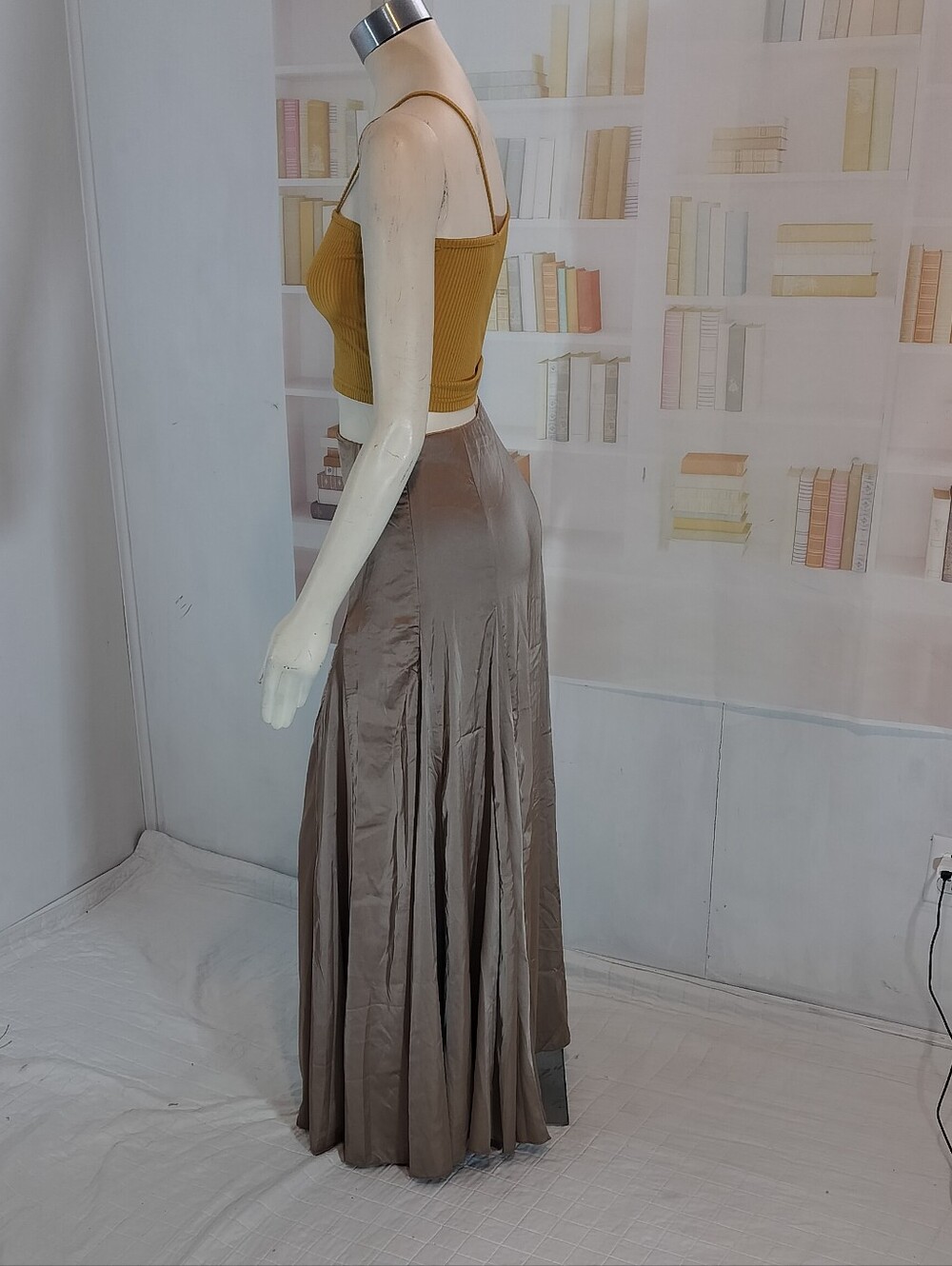 Women’s High-Waist Mixi Skirt in Taupe - Picture 4 of 4